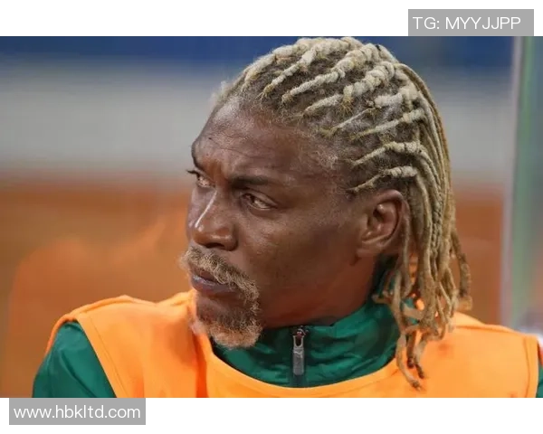 扎脏辫的黑人足球球星赛场激情奔跑展现独特个人魅力